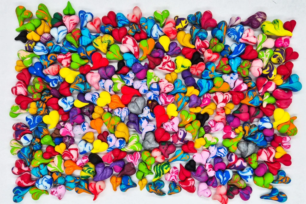 Glücksherzen viele bunte hingeworfen